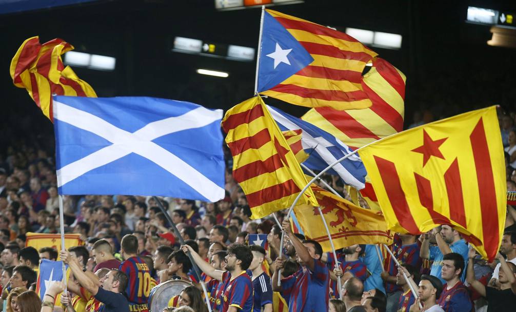A Barcellona gruppi di separatisti hanno sventolato l&#39;Esteladas, la bandiera simbolo dell&#39;indipendenza catalana, assieme al vessillo scozzese, alla vigilia del referendum (Reuters)